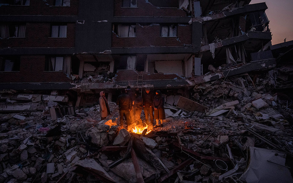 οργή-πάνω-από-τα-συντρίμμια-αγωνία-γ-562275577