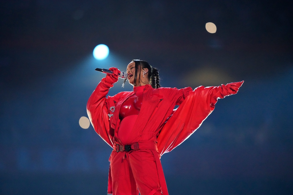 ριάνα-από-τα-αλώνια-του-super-bowl-στα-σαλόν-562295830