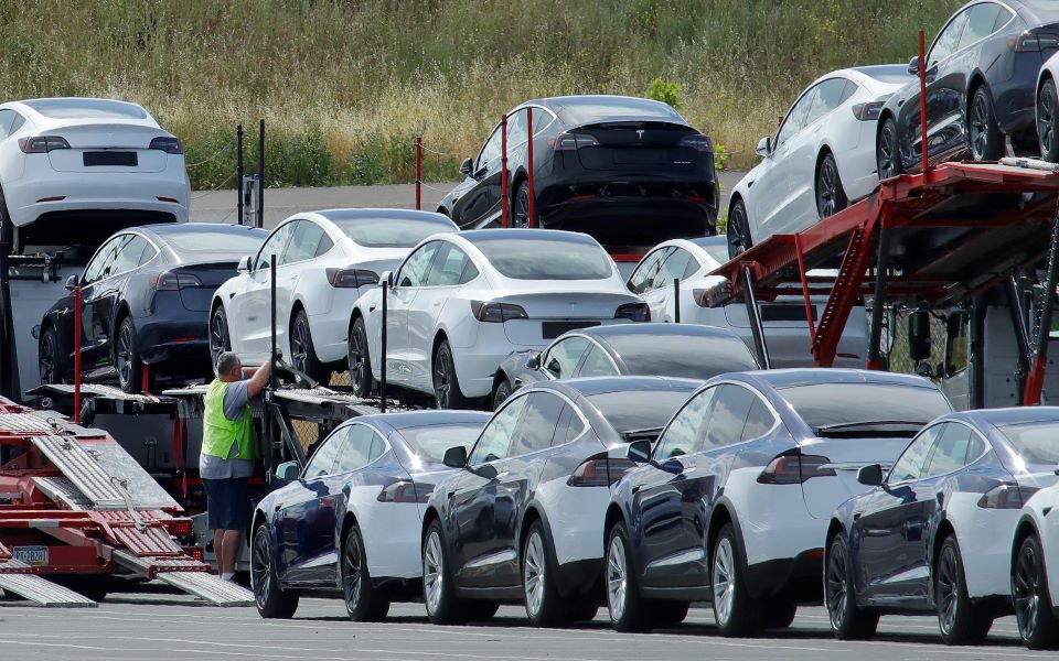 η-tesla-ανακαλεί-περισσότερα-από-362-000-αυτοκίν-562282498