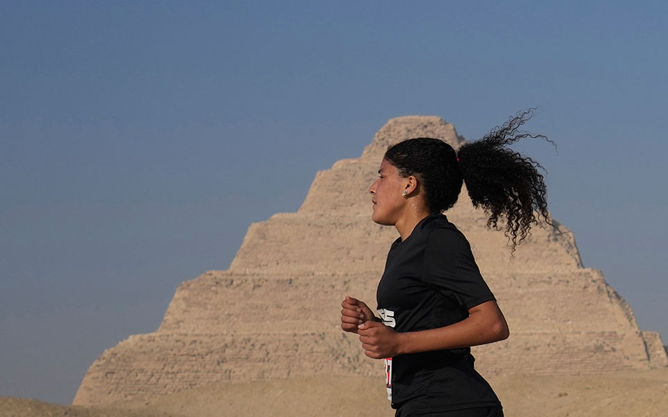 σκιά-χρεοκοπίας-πάνω-από-την-αίγυπτο-562290586