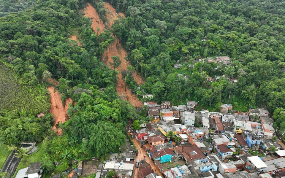 βραζιλία-44-νεκροί-από-πλημμύρες-και-κα-562290256