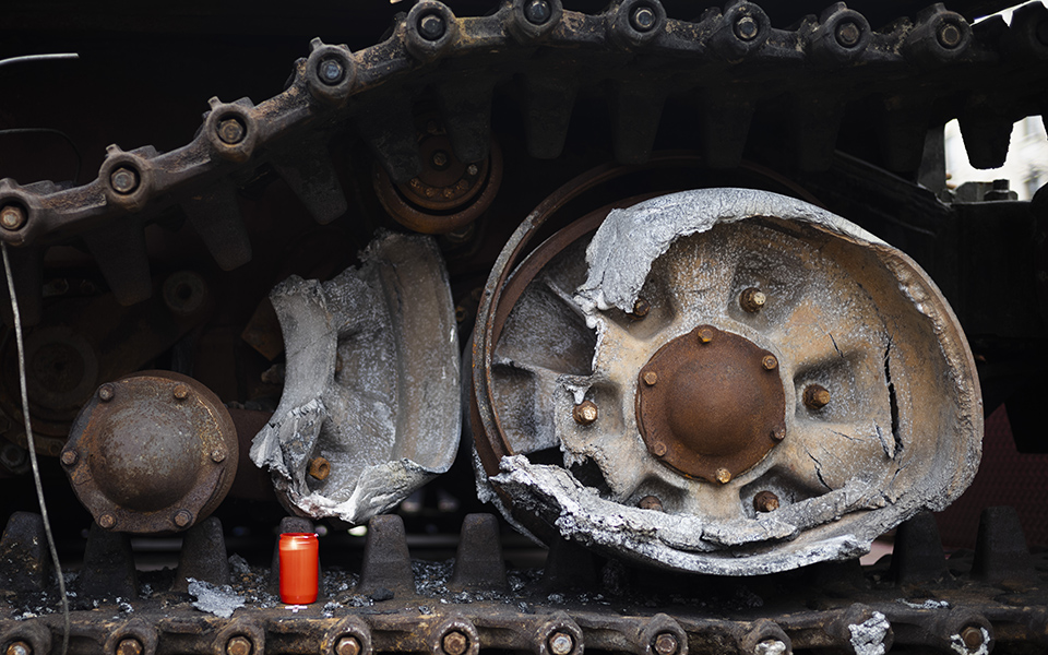 Βερολίνο: Ακτιβιστές στάθμευσαν έξω από τη ρωσική πρεσβεία ένα κατεστραμμένο ρωσικό άρμα μάχης-1