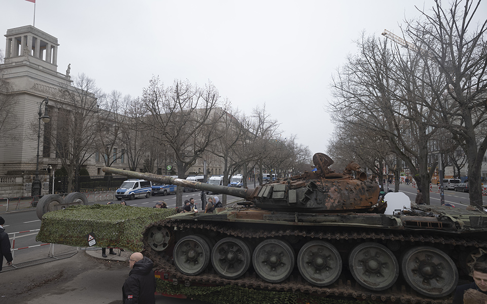 βερολίνο-ακτιβιστές-στάθμευσαν-έξω-α-562296742