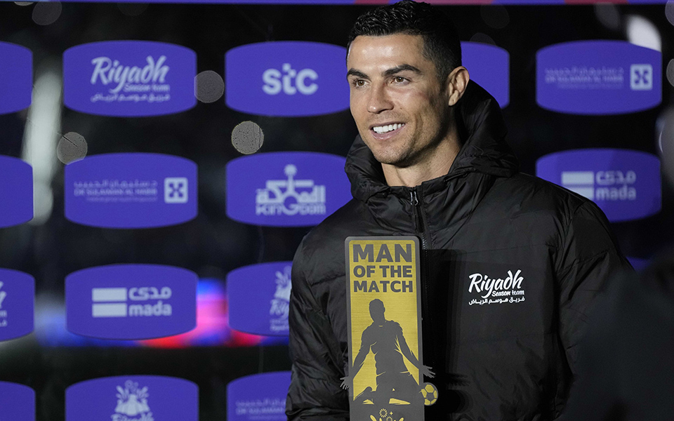 κριστιάνο-ρονάλντο-ποζάρει-με-παραδο-562292194