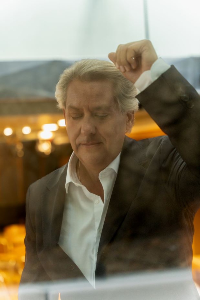 Αλέν Λεφέβρ: «Εκπλήσσομαι όταν βλέπω τους Έλληνες να είναι τόσο σκληροί με τους Έλληνες»-1