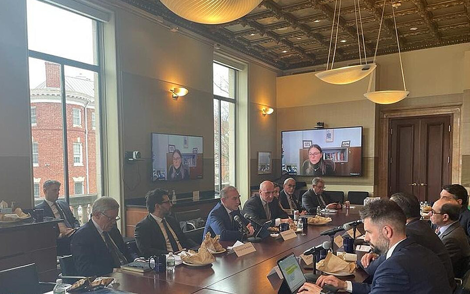 φόρουμ-δελφών-στην-ουάσιγκτον-ντιμι-562267009