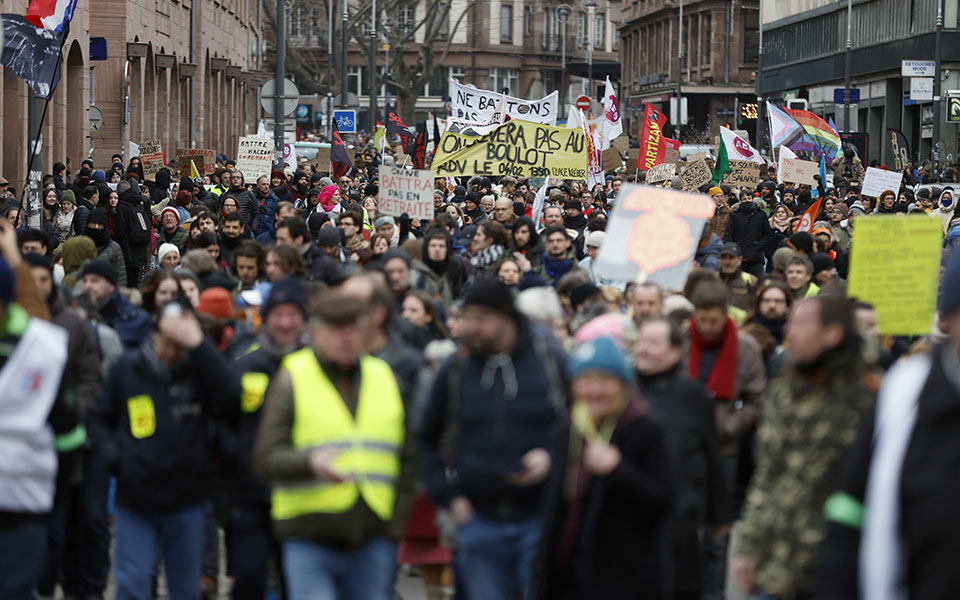 γαλλία-δεν-κάνει-πίσω-η-κυβέρνηση-μακρ-562257316