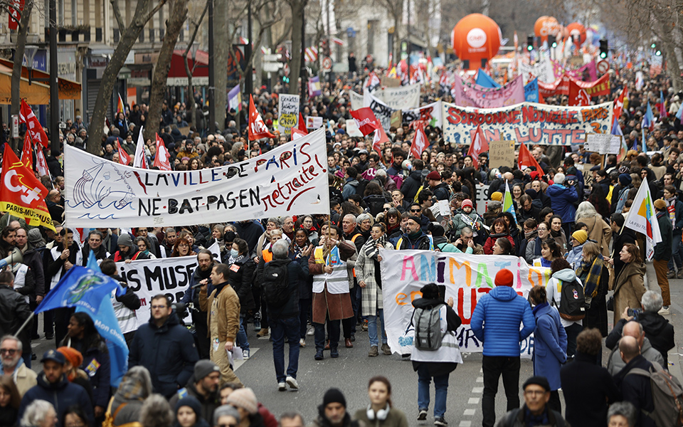 γαλλία-τα-συνδικάτα-καλούν-αύριο-τους-562280521