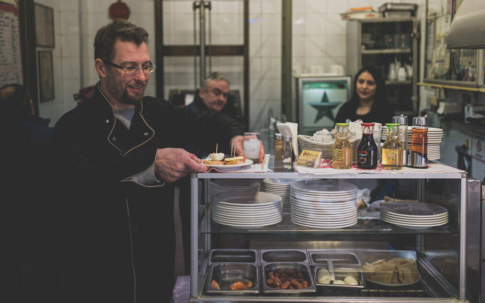 το-ουζερί-της-ιχθυαγοράς-ένα-tapas-bar-γκρέκο-562290040