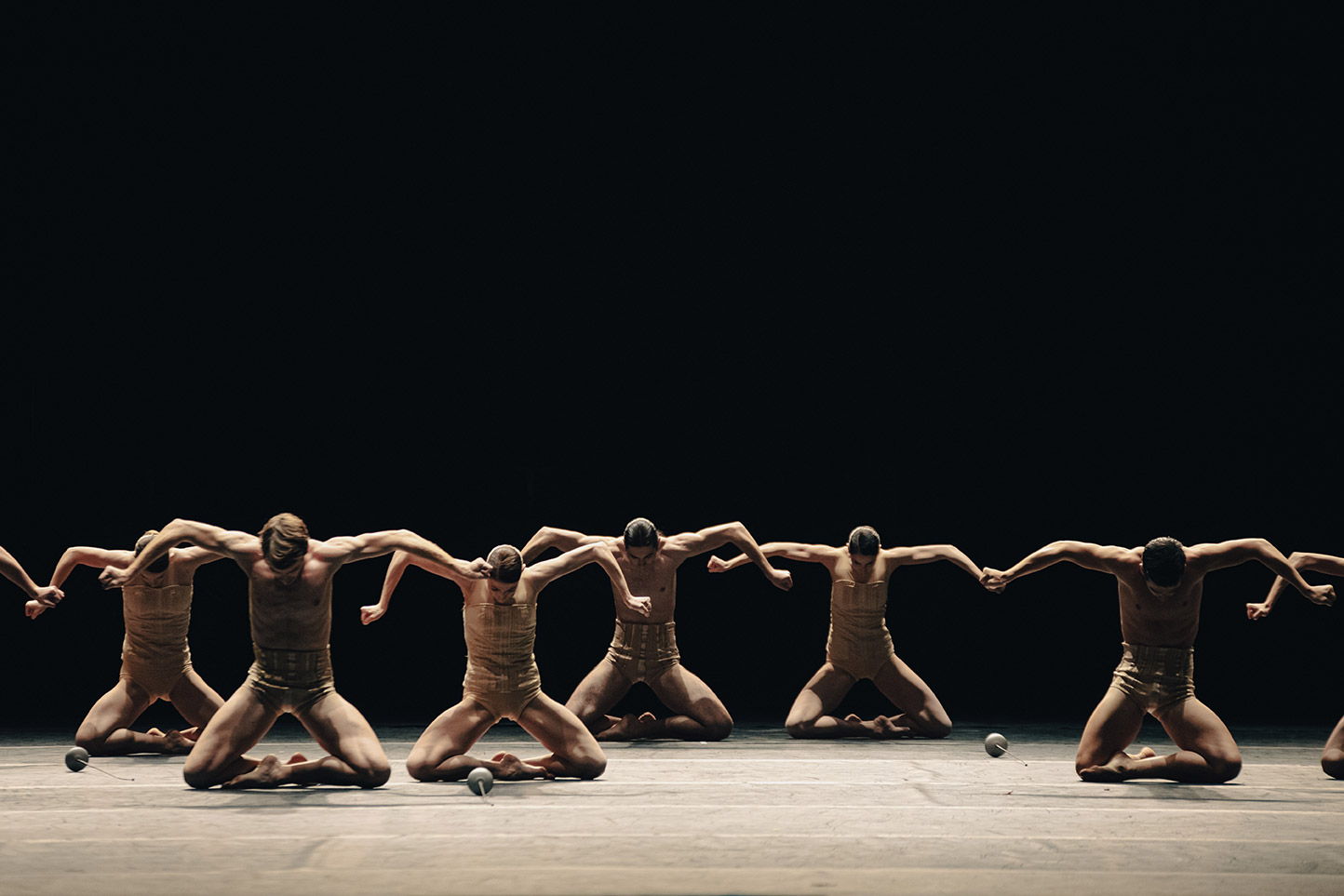 3 Rooms: Το μπαλέτο της Εθνικής Λυρικής Σκηνής σε χορογραφίες Γίρζι Κύλιαν, Οχάντ Ναχαρίν και Κωνσταντίνου Ρήγου-1