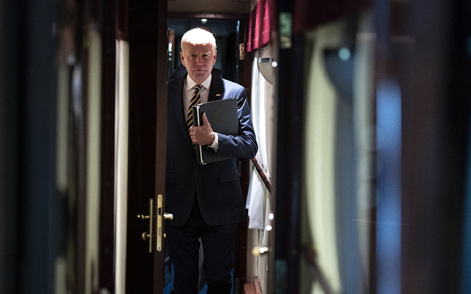 τζο-μπάιντεν-στην-πολωνία-έφτασε-ο-πρό-562288534