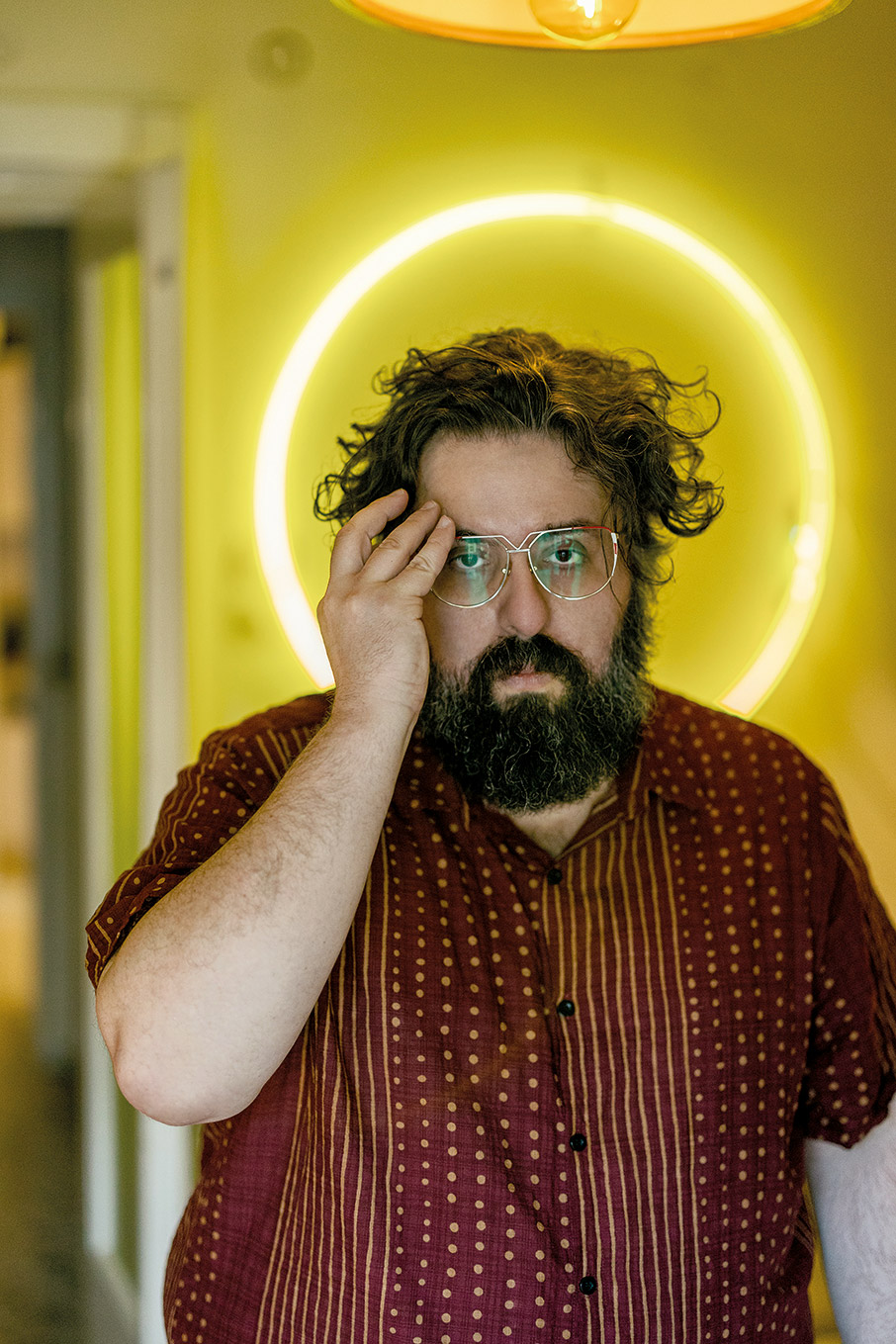 To νέο άλμπουμ του Γιάννη Βεσλεμέ χωράει μέσα το σκοτάδι και το χιούμορ-1