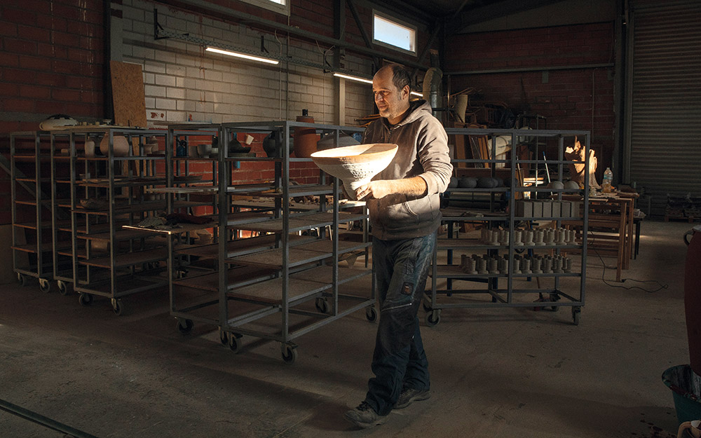 ο-γιώργος-βαβάτσης-μετατρέπει-ορυκτά-562291795