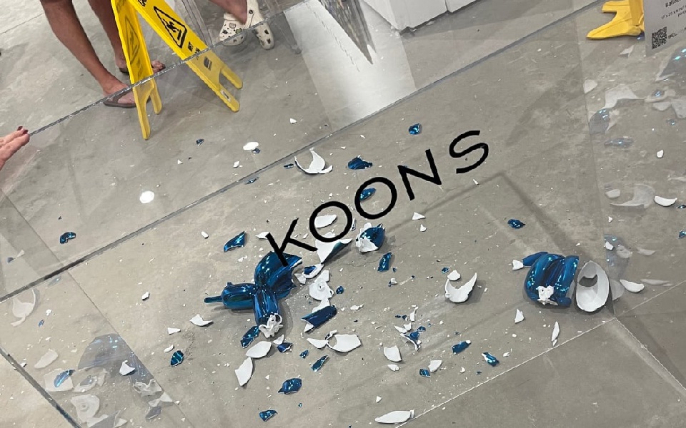 μαϊάμι-επισκέπτρια-σε-γκαλερί-κάνει-θ-562287586