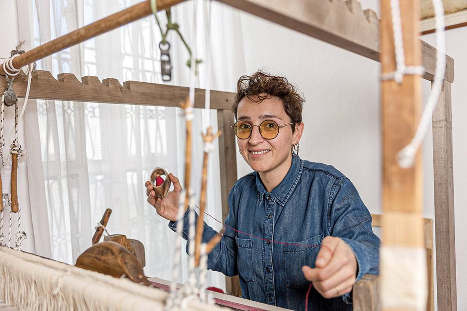 Έξι Ελληνίδες fiber artists που δημιουργούν τέχνη με βελόνες και αργαλειούς-1