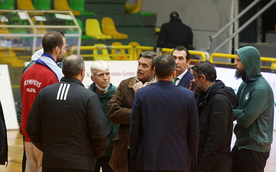 Επεισόδια στον αγώνα βόλεϊ Παναθηναϊκός – Ολυμπιακός: Αναβολή του ματς για αύριο-2