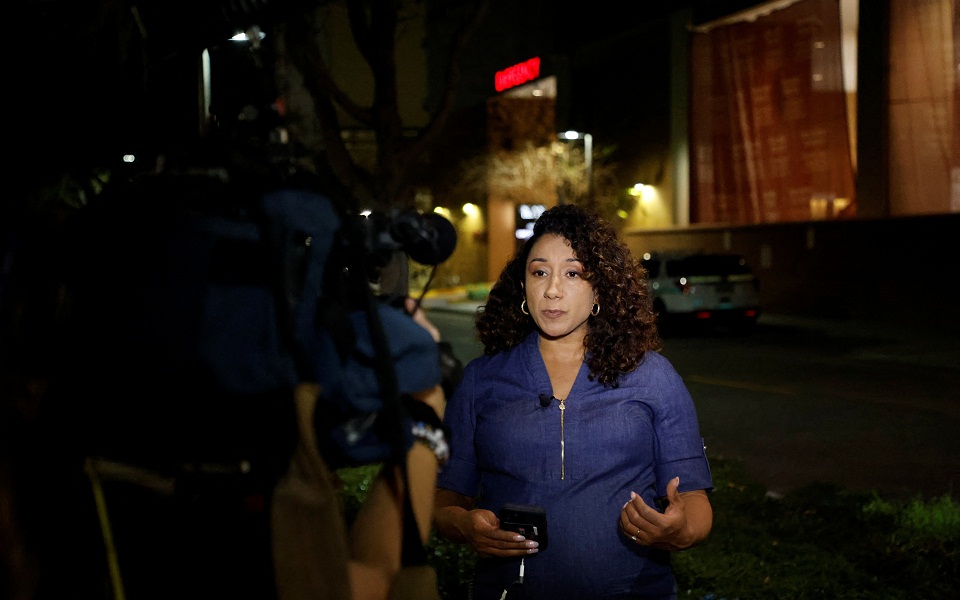 ηπα-τηλεοπτικός-δημοσιογράφος-πέφτε-562293088