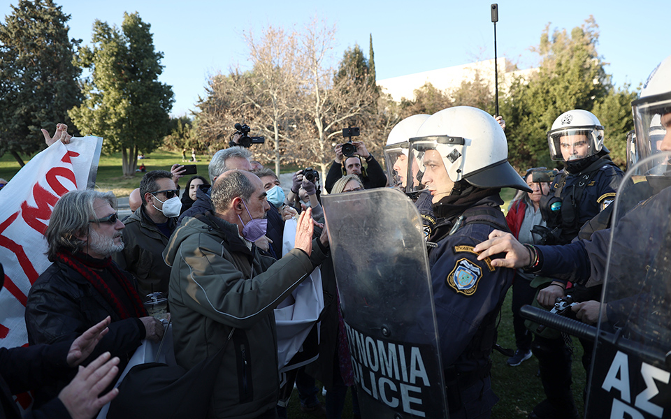 ενταση-έξω-από-το-μέγαρο-μουσικής-μετα-562288225