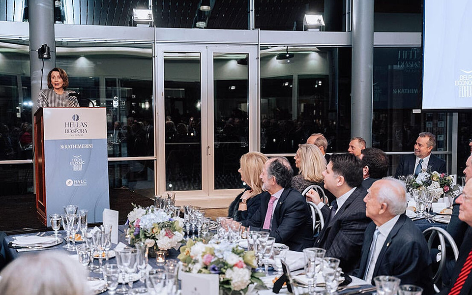 Ουάσιγκτον: Το βραβείο «ηγέτης» στον Άγγελο Τσακόπουλο – Το παρέδωσε η Νάνσυ Πελόζι-1