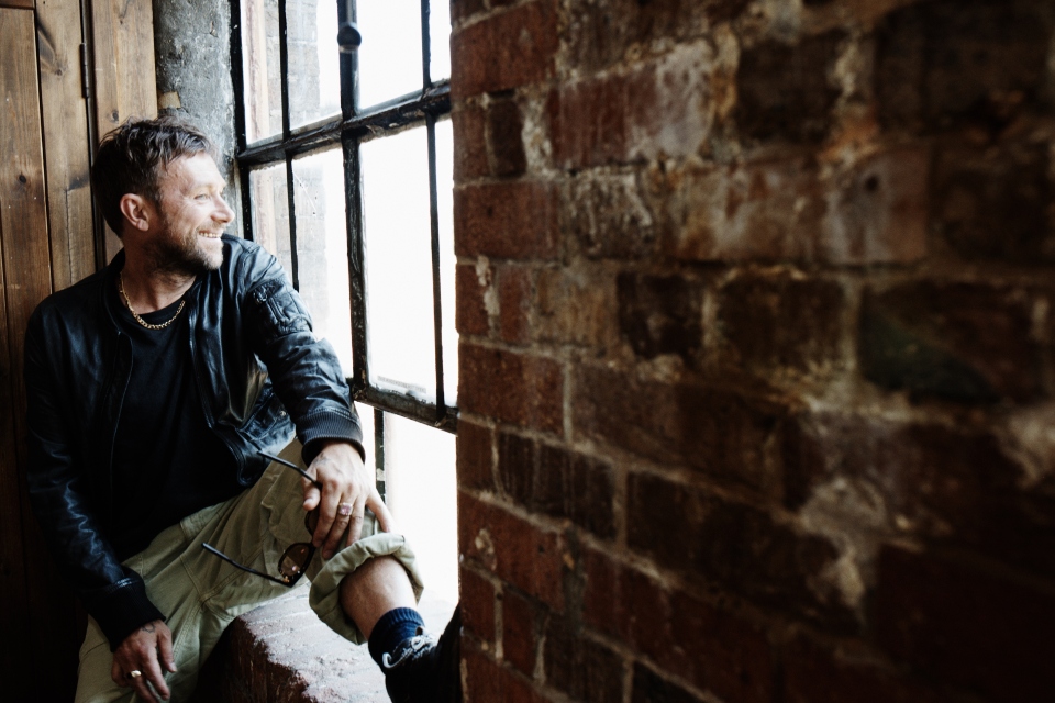 στο-νησί-του-ντέιμον-άλμπαρν-αποκλε-562293331