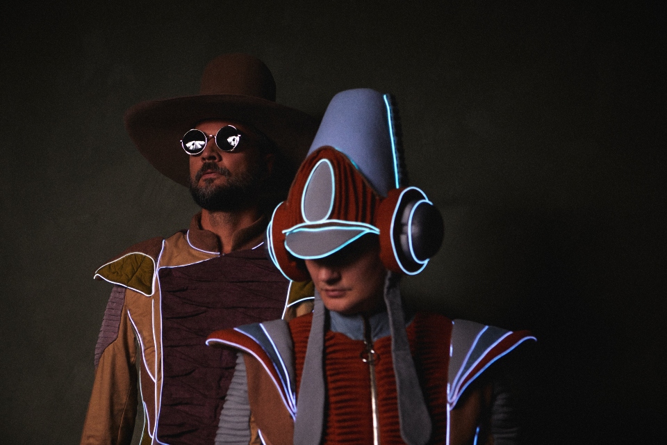 οι-κιθάρες-αντεπιτίθενται-με-τη-siouxsie-και-562268086