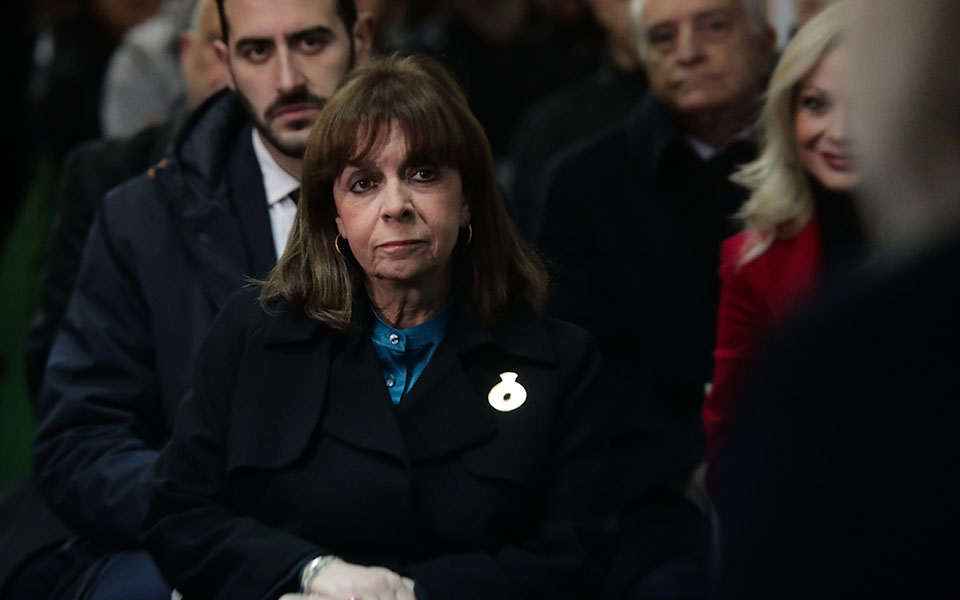 κ-σακελλαροπούλου-πενθούμε-με-βαθιά-θ-562257469