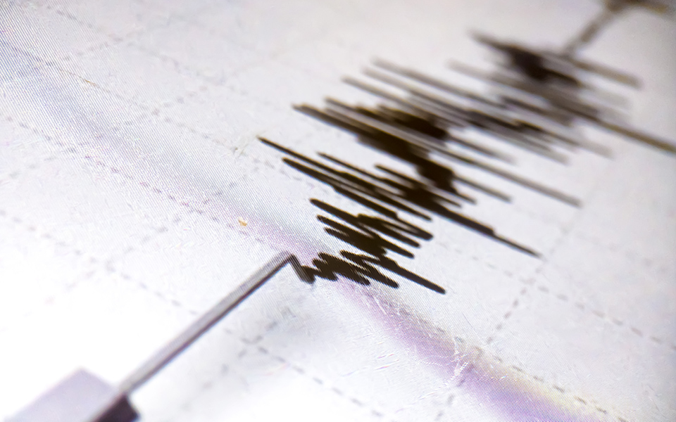 ινδονησία-σεισμός-63-βαθμών-στο-ανατολ-562294723