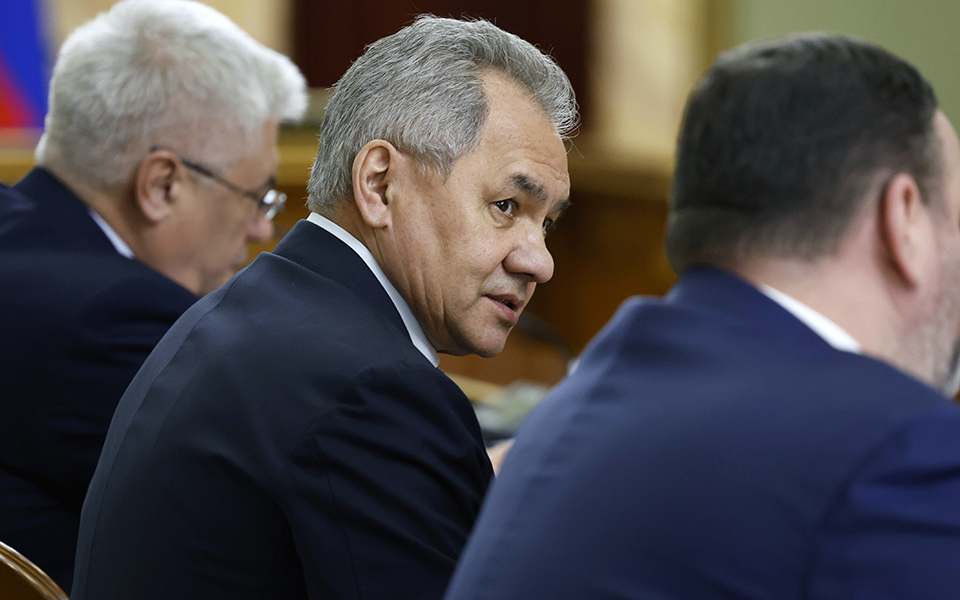 σοϊγκού-η-δύση-χρησιμοποιεί-την-ουκρα-562293715