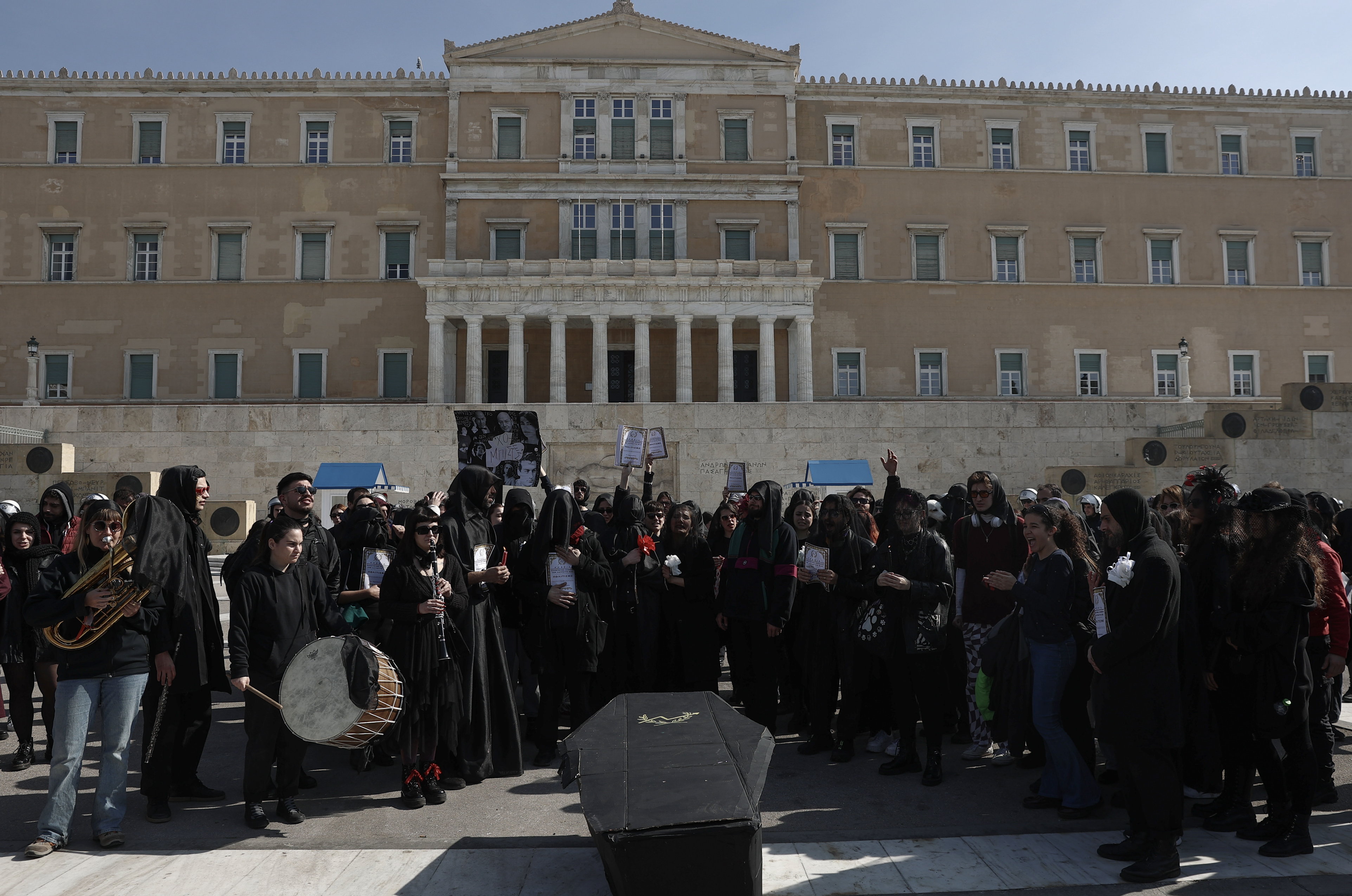 Πορεία διαμαρτυρίας των καλλιτεχνών με πένθιμα εμβατήρια-1