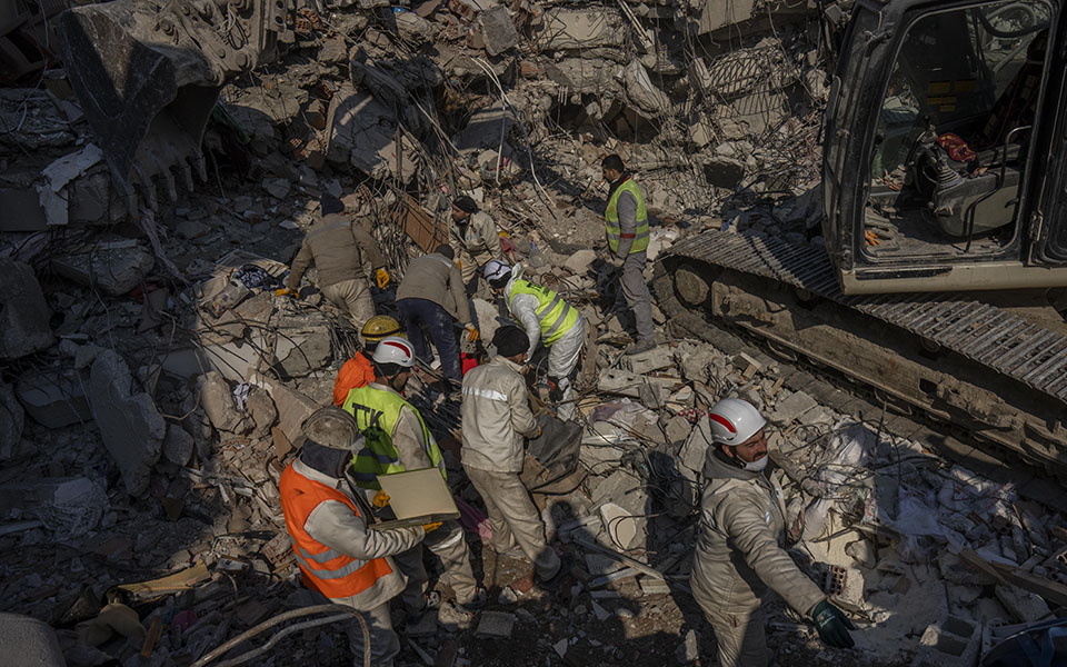 τουρκία-ένα-10χρονο-κορίτσι-ανασύρθηκε-562276600