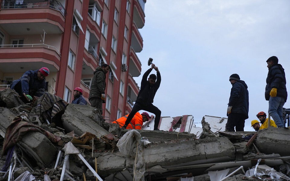 Σεισμός σε Τουρκία-Συρία: Αγωνία στα χαλάσματα – Αλλεπάλληλες δονήσεις-1