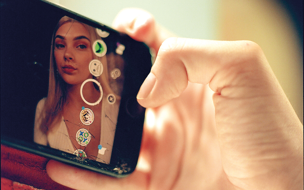 τι-κρύβεται-πίσω-από-μια-selfie-562279933