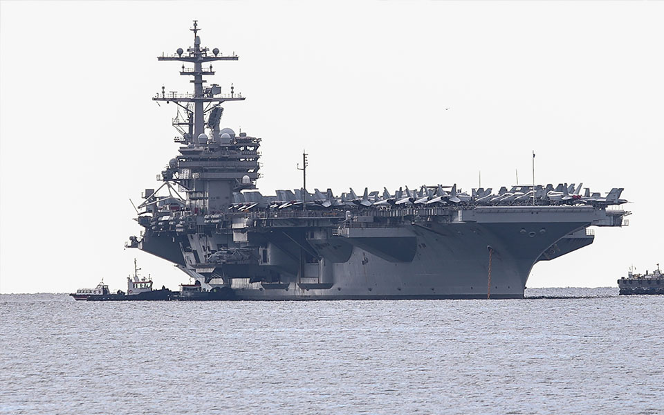 στον-πειραιά-το-αμερικανικό-αεροπλαν-562260619