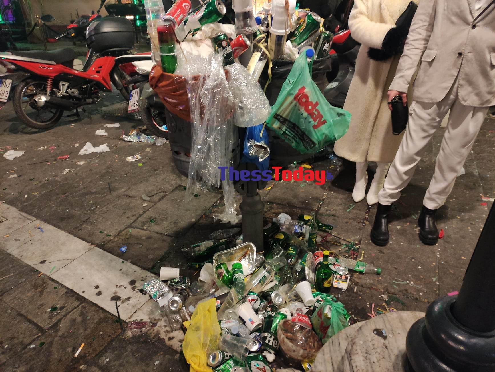 Θεσσαλονίκη: «Βομβαρδισμένο» τοπίο τα Λαδάδικα το βράδυ της Τσικνοπέμπτης-2