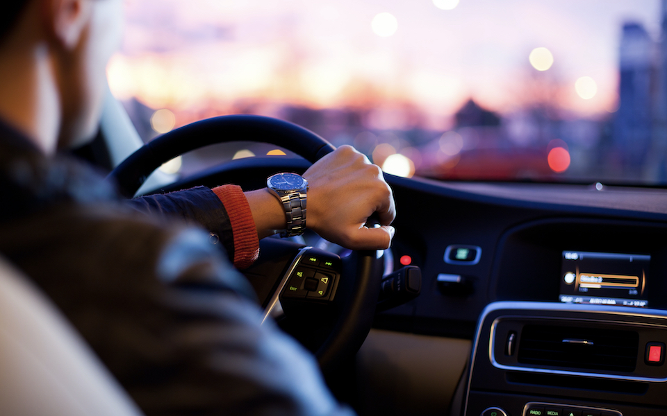 αυτόματο-ή-χειροκίνητο-κιβώτιο-ταχυτ-562296946