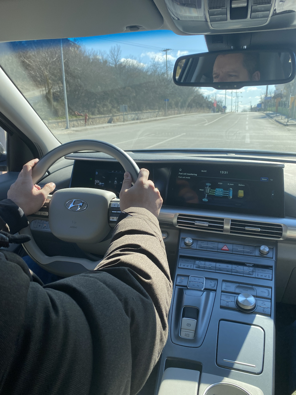 «Καθαρό νερό αντί για καυσαέριο»: Για πρώτη φορά αυτοκίνητο υδρογόνου στους ελληνικούς δρόμους-1