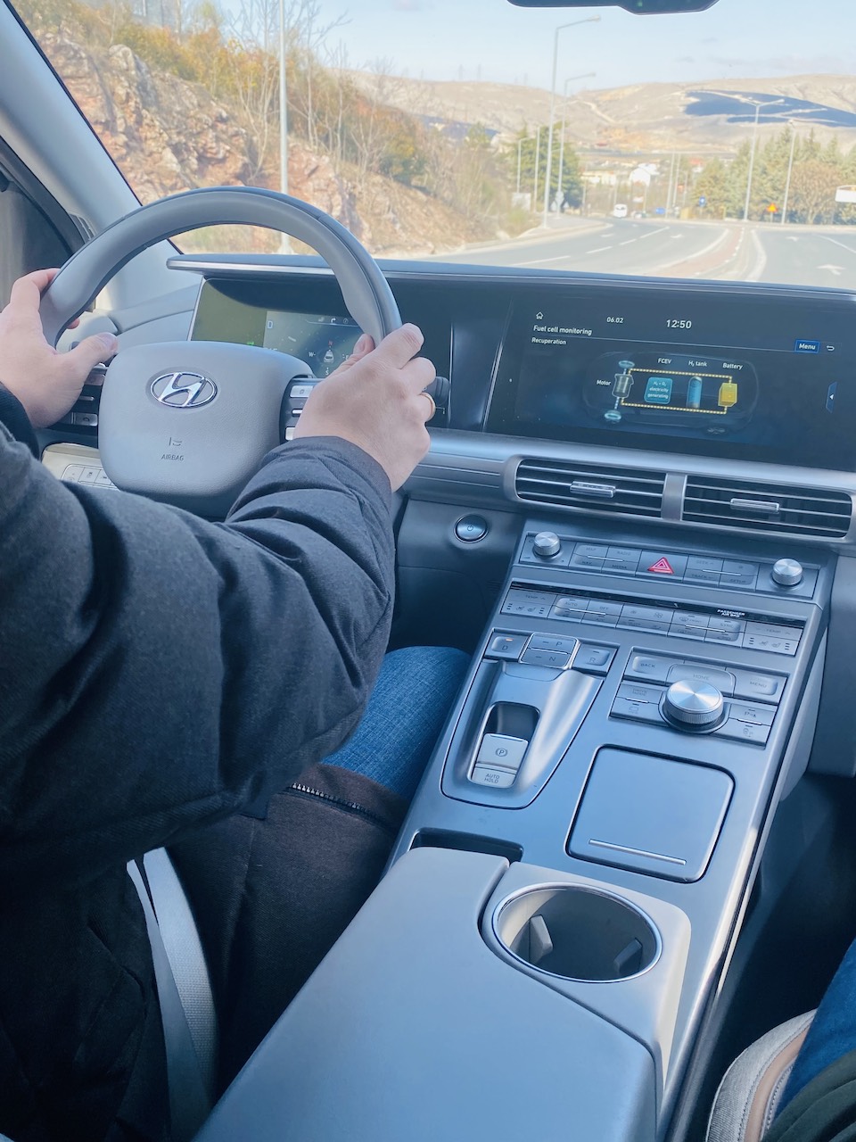 «Καθαρό νερό αντί για καυσαέριο»: Για πρώτη φορά αυτοκίνητο υδρογόνου στους ελληνικούς δρόμους-3