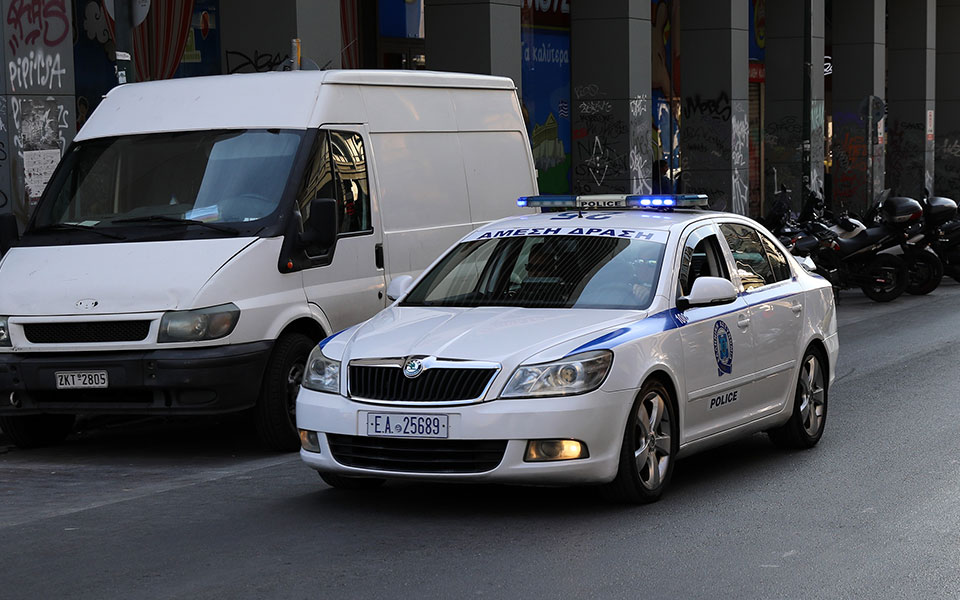 χανιά-χειροπέδες-σε-γυναίκα-που-πουλο-562293400