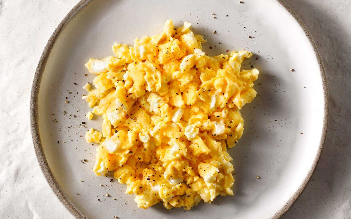 αυγά-σκραμπλ-νυ-style-562287058