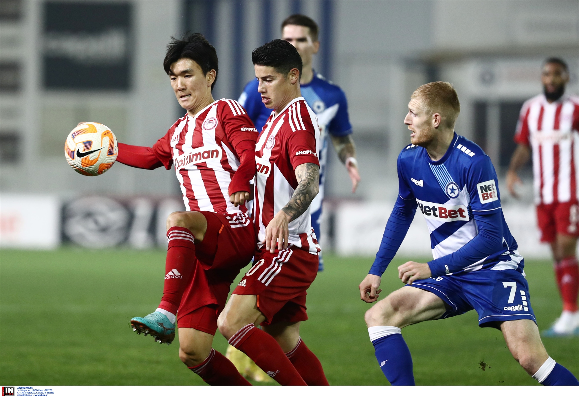 κύπελλο-το-θερμόμετρο-στα-ύψη-562267525