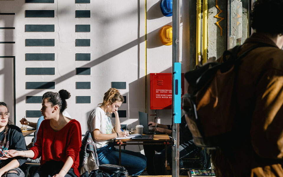 εδώ-πίνουμε-καφέ-διαβάζοντας-5-καφέ-όπο-562257547