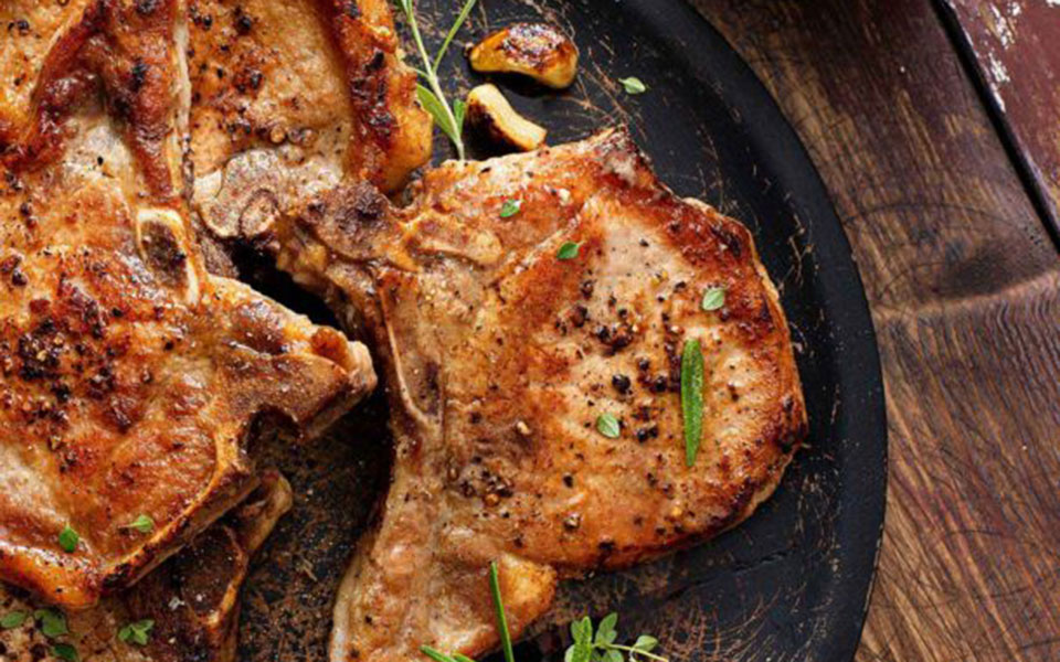 χοιρινές-μπριζόλες-με-μουστάρδα-και-σ-562286875