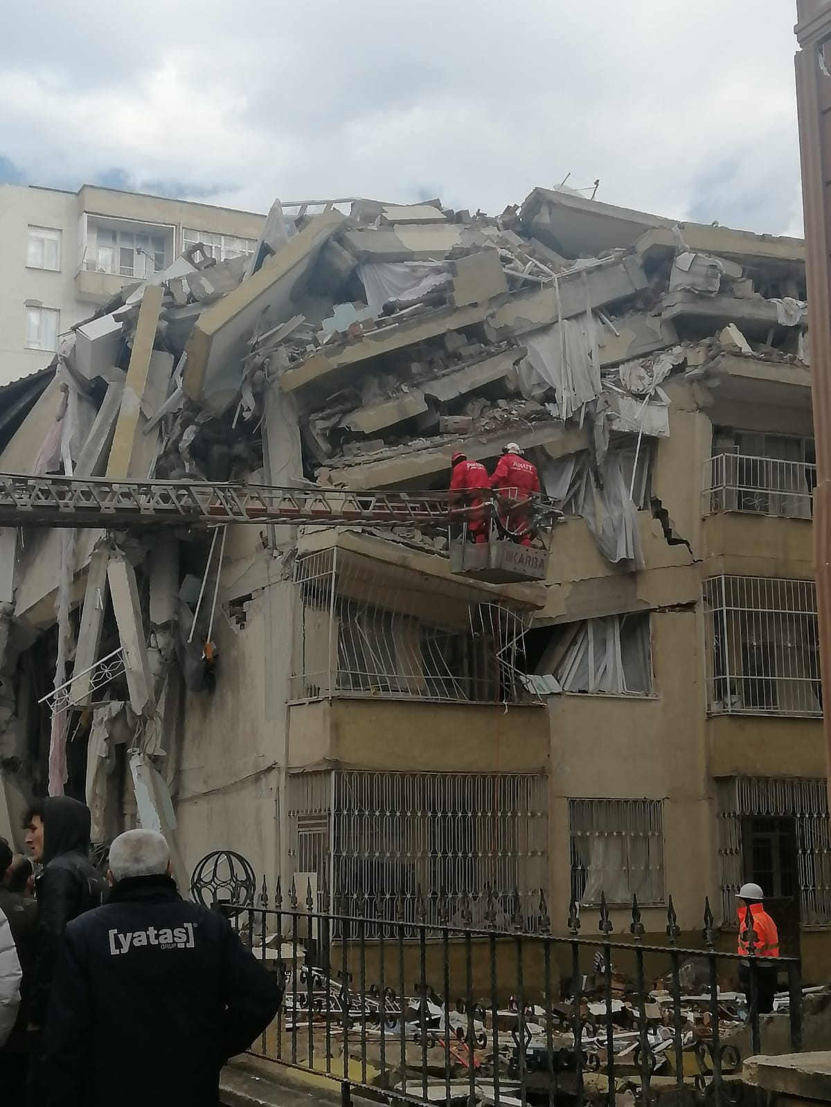 «Πάρε τους δικούς σου. Εγινε σεισμός»-1