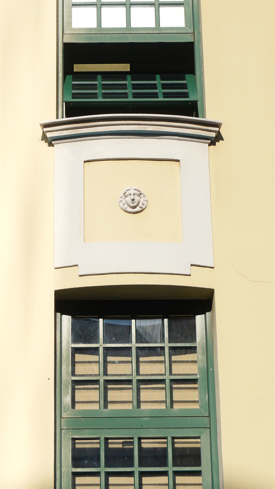 στον-άξονα-της-ακαδημίας-και-στους-παρ-562286065