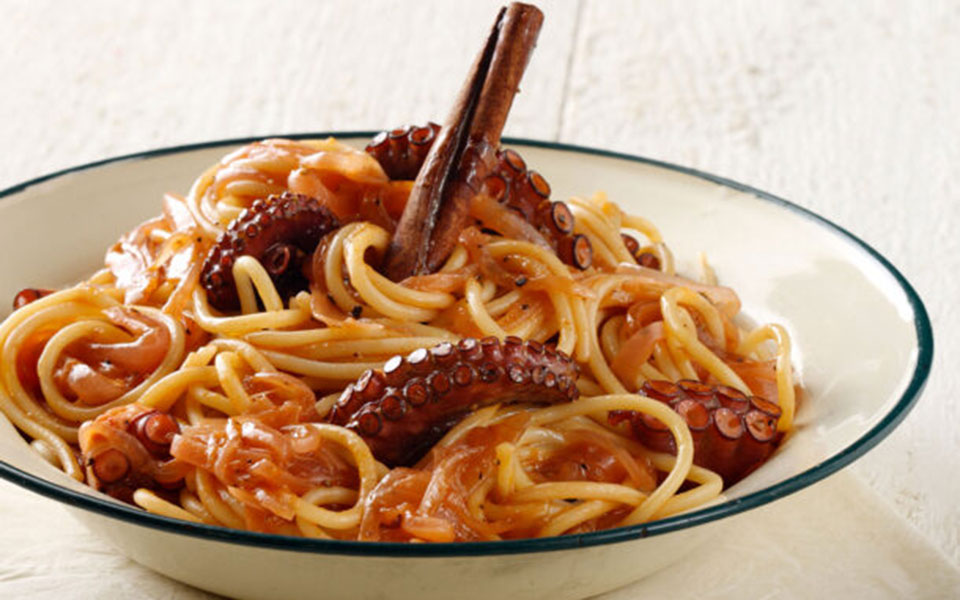 χταπόδι-μακαρονάδα-562297453