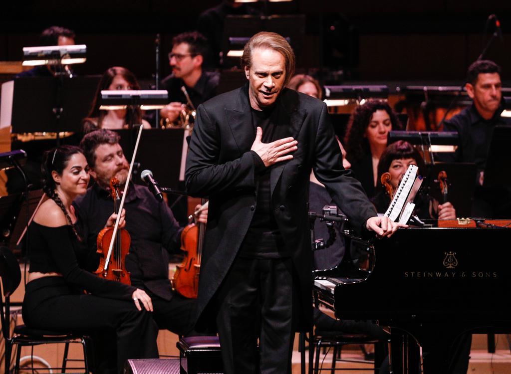 o-στέφανος-κορκολής-στέκεται-στο-πλευρ-562271191