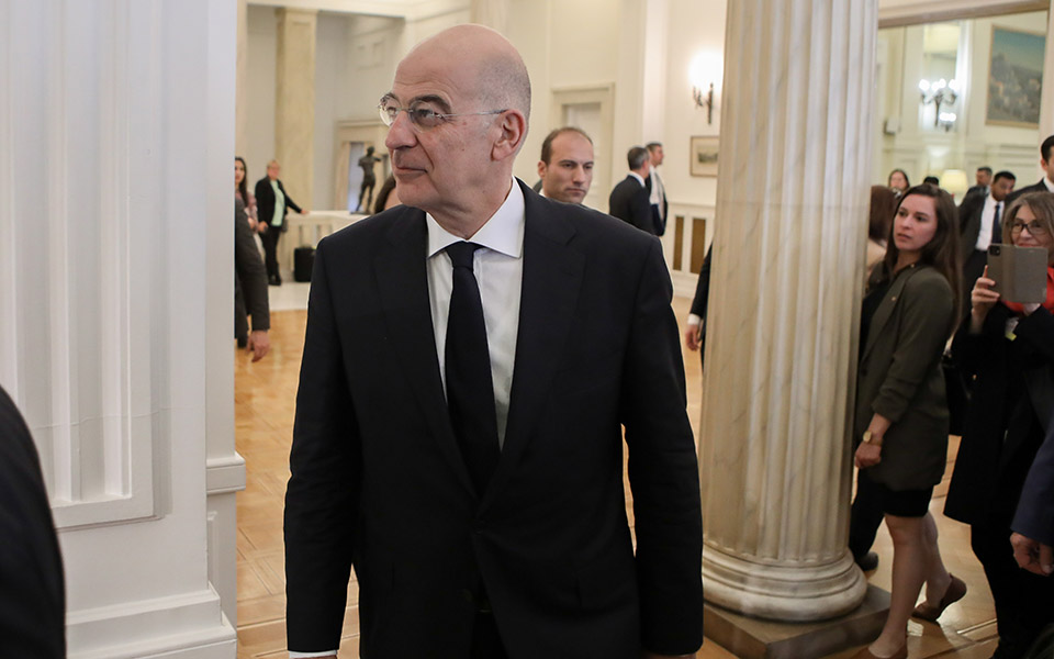 ν-δένδιας-στο-νοσοκομείο-μετά-τη-συνάν-562290112