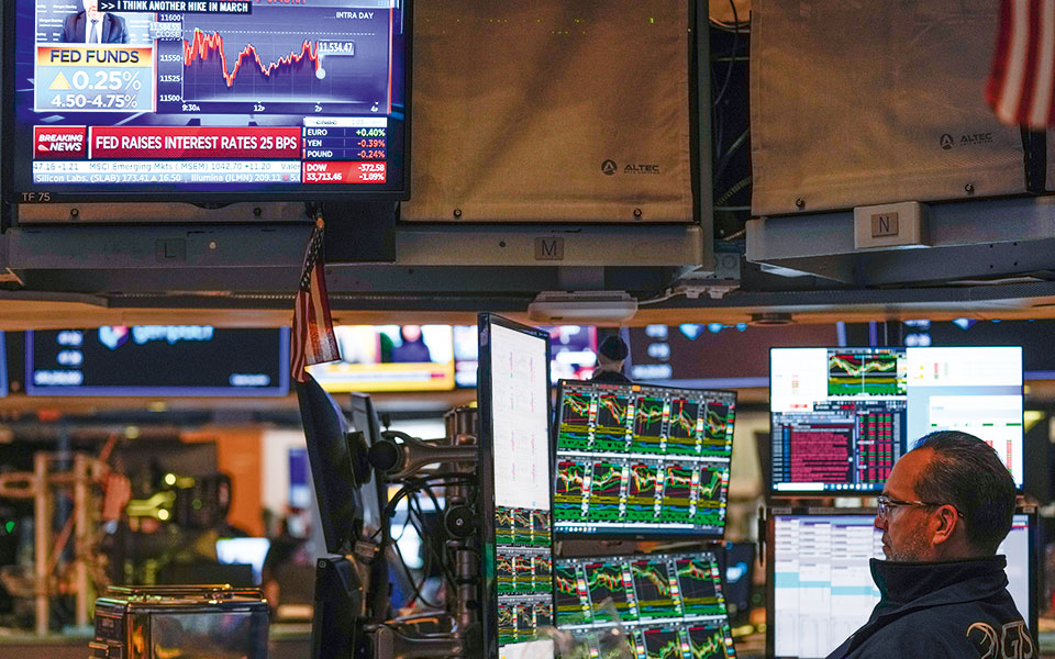 ήπια-αύξηση-επιτοκίων-κατά-25-μονάδες-βά-562258423