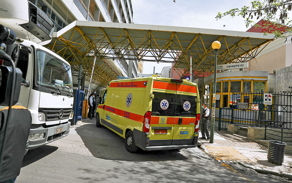 με-βραχιολάκι-οι-ασθενείς-στα-δημόσια-562258648