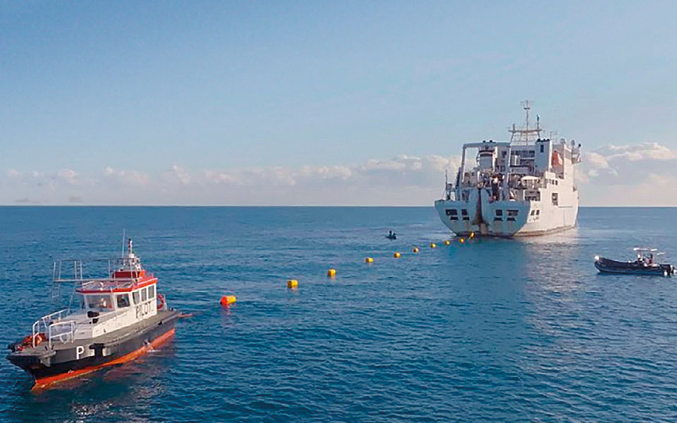 καλώδιο-οπτικών-ινών-320-χλμ-ενώνει-τη-562272112